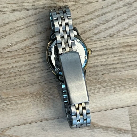 Q&Q Ladies Watch Two Tone Stainless Bracelet Gold Tone Dial Date Window - Picture 11 of 13